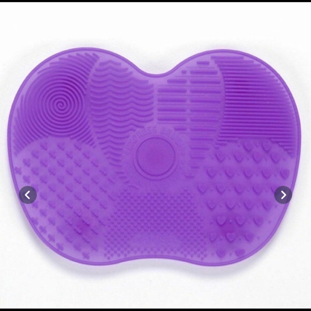 Makeup brushes cleaner